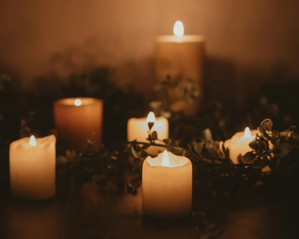 Bougies allumées sur une table en bois