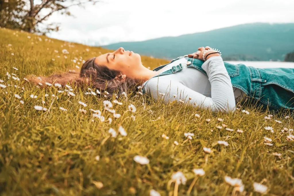 Personne allongée dans l'herbe, détendue
